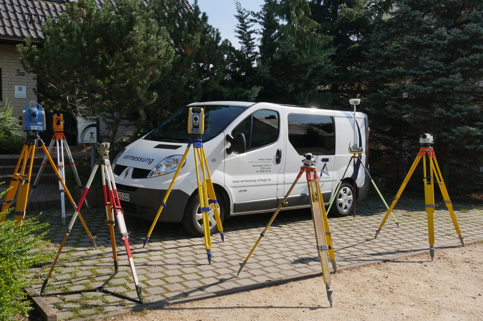 Vermessungsinstrumente und Fahrzeug des Vermessungsbüros Schlegel